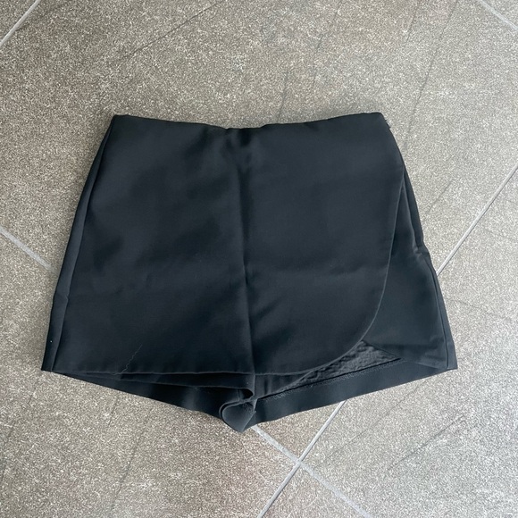 Zara Pants - ZARA black skort size small